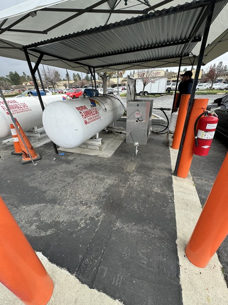 Drive-up propane cylinder filling and tank exchange station